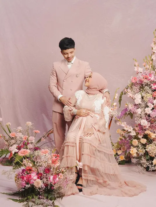 Atta terlihat gagah berbalut jas warna senada dengan aurel. Menambah kesan glamor, sematan bros menambah kemewahan tersendiri saat dikenakan.(foto: Instagram/ Aurel Hermansyah)