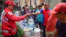 Petugas PMI menyalurkan bantuan air bersih kepada warga terdampak kekeringan di Rawa Geni, Cipayung, Kota Depok, Rabu, 2 September 2026. (KLY/ Arie Basuki)