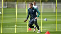 Bek Tottenham Hotspur, Toby Alderweireld saat berlatih jelang melawan wakil Spanyol Barcelona pada grup B Liga Champions di Tottenham Hotspur Training Centre, di Enfield, Inggris (2/10). (AFP Photo/Glyn Kirk)