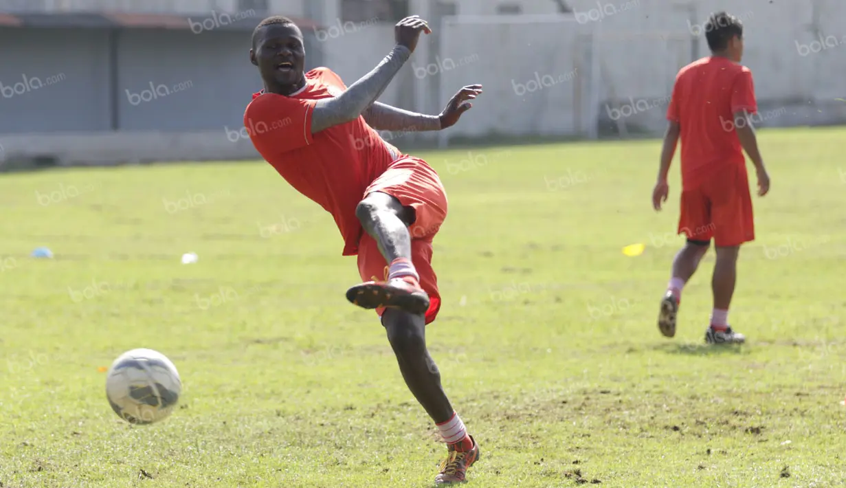Penyerang Persija asal Kamerun, Pierre Boya, melepaskan tendangan saat latihan di Lapangan Villa 2000, Tangerang, Selasa (3/5/2016). (Bola.com/Vitalis Yogi Trisna)