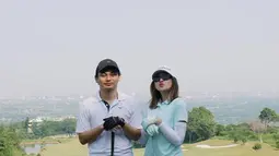 Tampil kompak dengan gaya sporty, Salshabilla Adriani dan Yusuf Mahardika ini nampak serasi. Olahraga golf memang menjadi salah satu olahraga pilihan para selebriti untuk melepas penat di sela kesibukannya. (Liputan6.com/IG/@salshabillaadr)