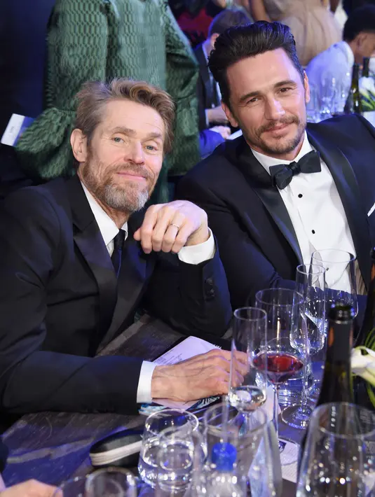 Aktor Willem Dafoe berpose bersama James Franco saat menghadiri acara penghargaan Screen Actors Guild (SAG) Awards di Los Angeles, Minggu (21/1). Franco masih tersandung tudingan pelecehan seksual, namun tetap datang ke SAG Awards (Christopher Polk/AFP)