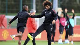 Pemain Manchester United, Marouane Fellaini (kanan) dan Ashley Young melakukan pemanasan di club training complex, Carrington, Manchester, (11/9/2017). MU akan melawan FC Basel di grup A. (Peter Byrne/PA via AP)