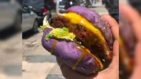 Setelah tren Burger berwarna hitam, saat ini Hamburger warna ungu tengah menjadi perbincangan para food traveler (Sumber foto: nypost.com)