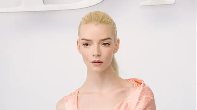 Bukan Tas Dior, Anya Taylor Joy Justru Menjinjing Bunga Mawar Saat Hadiri Paris Fashion Week