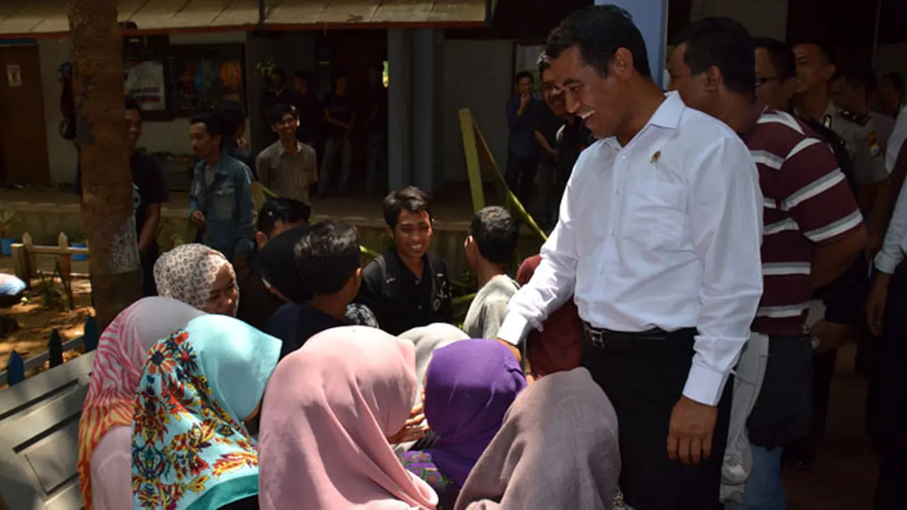 Beri Traktor, Mentan Ajak Mahasiswa Unhas Turun ke Sawah 