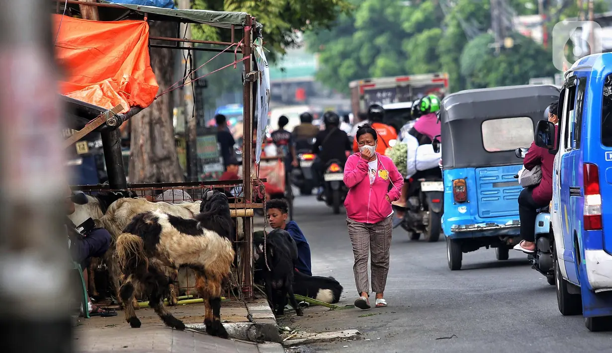Bahkan tidak jarang, pejalan kaki harus bermanuver naik turun atau menghindari barang dagangan atau motor yang menghalangi jalan mereka. (Liputan6.com/Angga Yuniar)