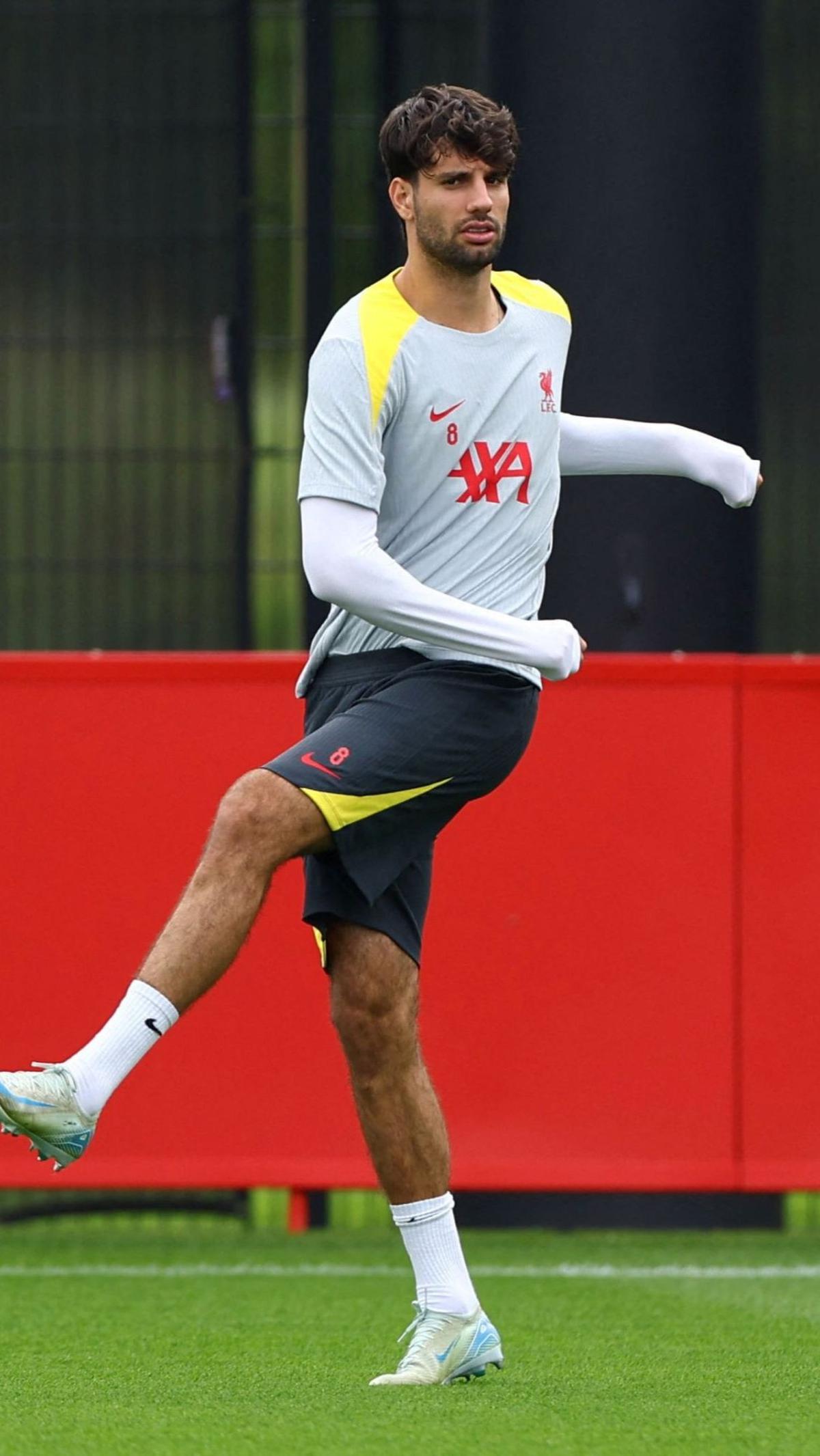 Akankah Milan mampu memanfaatkan status tuan rumah? Atau justru Liverpool yang bangkit dari kekalahan dan mencuri poin di San Siro? Yang pasti, duel panas ini bakal menyajikan pertarungan sengit antara dua raksasa Eropa yang siap menampilkan permainan ter