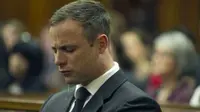Oscar Pistorius mendengarkan putusan hakim di pengadilan Pretoria.