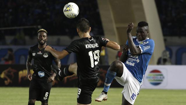 Striker Persib Bandung, Ezechiel N'Douasel, berusaha merebut bola saat melawan TIRA Persikabo pada laga Piala Presiden 2019. (Bola.com/Yoppy Renato)
