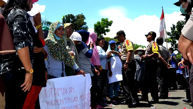 Tuntut "Jadup" Nelayan Trawl Kepung Kantor Gubernur Bengkulu