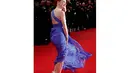 Jessica Chastain sibuk memegangi rambut dan gaunnya yang tersingkap di red carpet pada acara Festival Film Cannes ke-67, Senin (19/5/14). (REUTERS/Regis Duvignau)