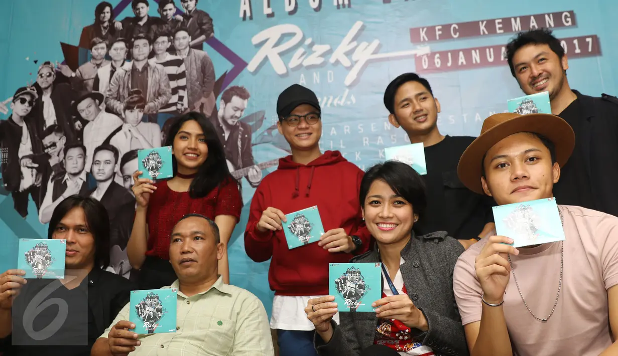 Rizky Febian bersama beberapa musisi foto bersama saat jumpa pers peluncuran album yang bertajuk "Rizky And Friends" di kawasan Kemang, Jakarta, Jumat (6/1). (Liputan6.com/Herman Zakharia)