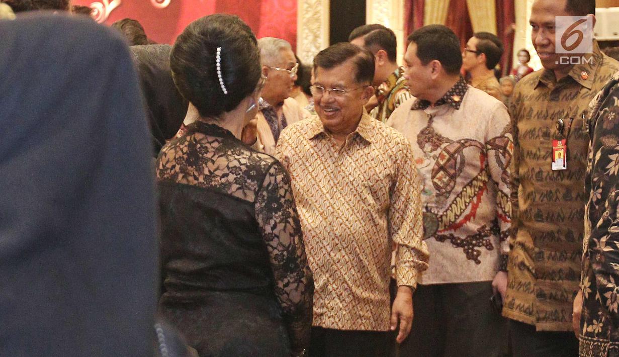 Wakil Presiden Jusuf Kalla saat menghadiri perayaan ultah pendiri PT Mustika Ratu Tbk, Mooryati Soedibyo di Jakarta, Jumat (5/1). Mooryati Soedibyo menggelar syukuran atas panjang yuswo atau panjang umur ke 90.  (Liputan6.com/Herman Zakharia)