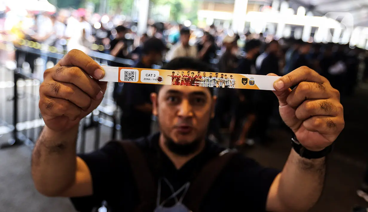 Meskipun begitu, pemegang tiket masih perlu menukar tiket digital yang mereka miliki dengan tiket fisik yang berbentuk gelang. (Liputan6.com/Johan Tallo)