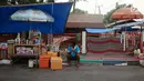 Warga sekitar membuat warung dadakan di Jalur Pantura, Cirebon, Jawa Barat, Rabu (21/6). Mereka menyediakan alas untuk beristirahat bagi para pemudik yang singgah di warungnya. (Liputan6.com/Johan Tallo)