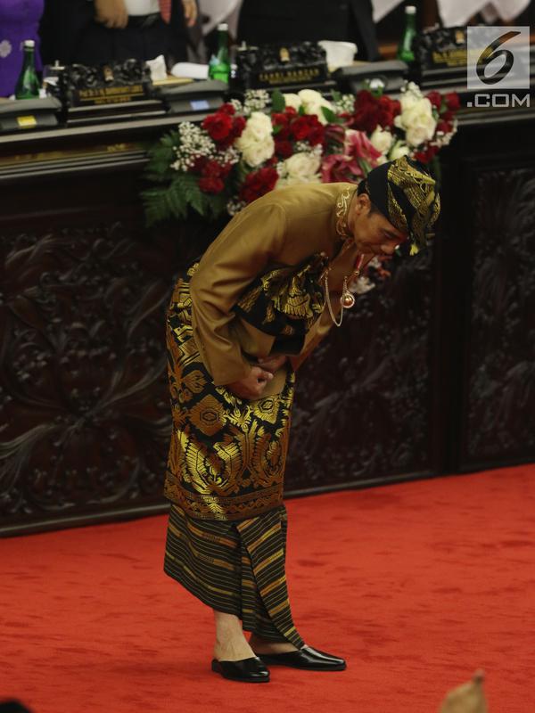 Presiden Joko Widodo membungkukan badan ke arah anggota dewan sebelum menyampaikan Pidato Kenegaraan dalam Sidang Bersama DPD-DPR di Kompleks Parlemen, Senayan, Jakarta, Jumat (16/8/2019). Di Sidang Bersama DPR-DPD ini, Jokowi mengenakan pakaian adat Sasak, NTB. (Liputan6.com/Johan Tallo)