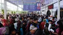 Ribuan calon penumpang memadati depan pintu masuk Stasiun Senen Jakarta, Sabtu (2/1/2016). Hingga pukul 15.15 WIB, 10.345 penumpang telah diberangkatkan dari Stasiun Senen menuju sejumlah kota di pulau Jawa. (Liputan6.com/Helmi Fithriansyah)