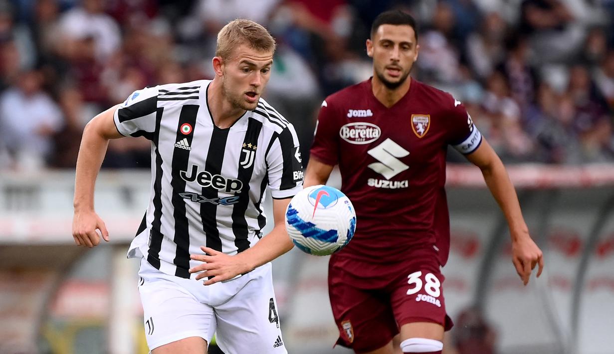 Matthijs de Ligt. Bek tengah Belanda berusia 22 tahun ini merupakan eks Ajax Amsterdam yang hijrah ke Juventus sejak 2019/2020 hingga kini. Bersama Juventus ia telah tampil dalam 83 laga di semua kompetisi dengan mencetak 6 gol dan 2 assist. (AFP/Marco Bertorello)