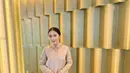 Prilly juga tampak mengenakan kebaya kurung dengan twist kerah Shanghai. Gaya ini berhasil tampilkan kesan unik pada penampilannya. [Foto: Instagram/ Prilly]
