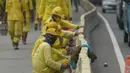 Sejumlah petugas melakukan pengecetan separator jalur busway imbas unjuk rasa menolak Omnibus Law UU Cipta Kerja di Jalan M.H. Thamrin, Jakarta, Sabtu (10/10/2020). Wagub DKI Jakarta Ahmad Riza Patria memperkirakan kerugian imbas ujuk rasa tersebut mencapai Rp.65 miliar. (merdeka.com/Imam Buhori)