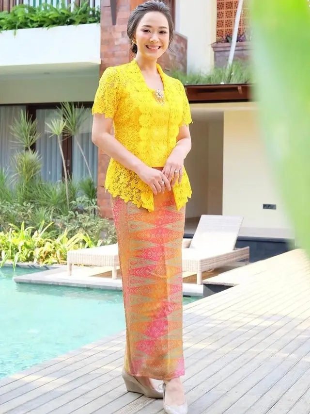 8 Inspirasi Padu Padan Kebaya Warna kuning ala Yuni Shara-Soimah Pancawati, Apik Dipandang