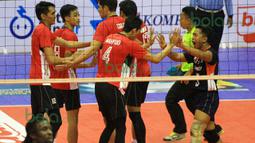 Para pemain Surabaya Semator merayakan kemenangan set pertama atas Palembang Bank Sumsel Babel pada putaran pertama Proliga 2016 di GOR Ken Arok, Malang, Sabtu (20/2/2016). (Bola.com/Nicklas Hanoatubun)