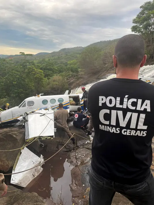 Puing-puing pesawat jatuh yang ditumpangi penyanyi Brasil Marilia Mendonca di Caratinga, pada 5 November 2021. Penyanyi muda pemenang Grammy itu sedang bepergian dengan pesawat kecil untuk pertunjukan akhir pekan ini ketika pesawat yang dia tumpangi jatuh. (Minas Gerais Civil Police/AFP)