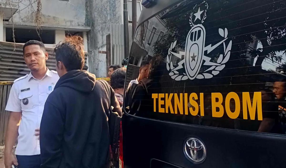 Olah TKP saat ini masih berlangsung. Pertama dilakukan oleh G-Bom, Gegana, Sat Brimob Polda Metro Jaya. Tempat kejadian identifikasi oleh tim identifikasi Satreskrim Polres Jakarta Selatan dan Reskrimhum Polda Metro Jaya.<br>