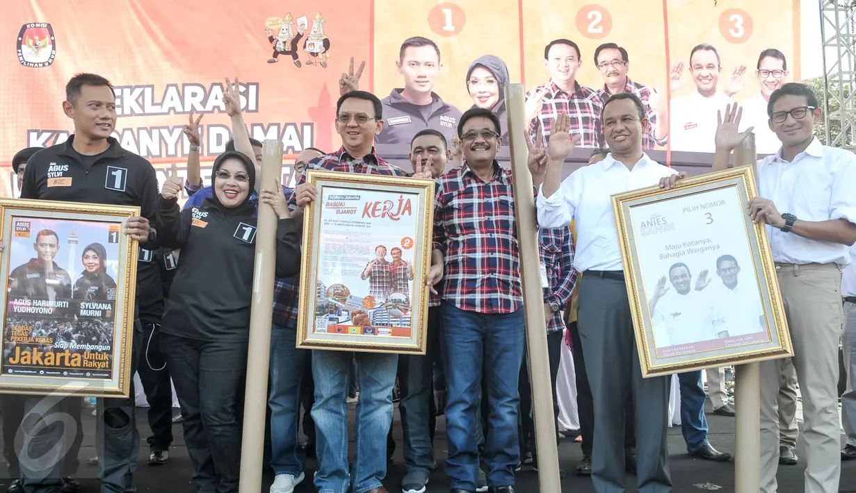 Tiga pasangan Cagub DKI Jakarta menunjukan alat peraga kampaye yang akan digunakan dalam pilgub 2017, Jakarta, Sabtu (29/10). KPU DKI Jakarta gelar deklarasi kampanye damai pemilihan Cagub dan Cawagub DKI Jakarta 2017. (Liputan6.com/Yoppy Renato)