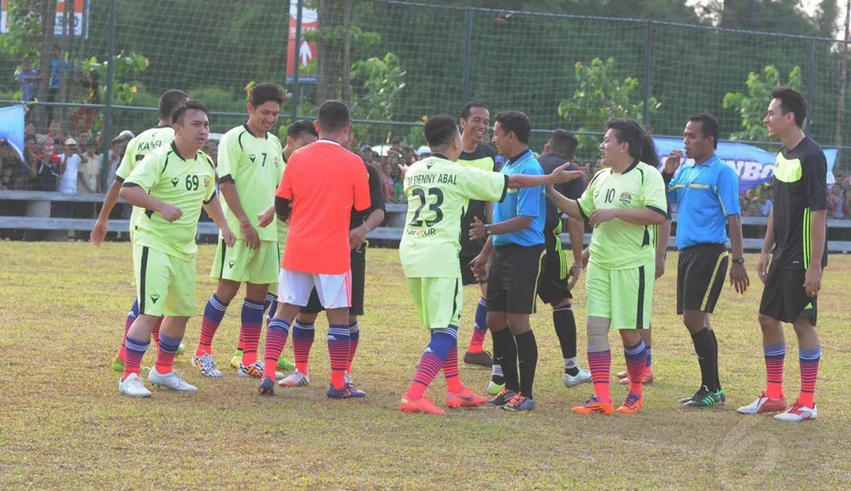 Mantan Walikota Solo itu juga sempat mencetak satu gol, Jakarta, Minggu (17/8/14). (Liputan6.com/Herman Zakharia)
