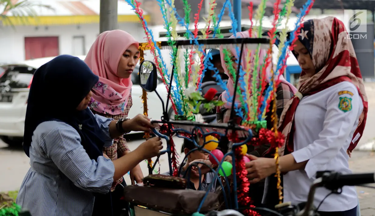 Warga sedang menghias Betor (becak motor) di depan kantor Dinas Perhubungan, Medan, Sumatera Utara, Sabtu (25/11). Puluhan betor akan ramaikan kirab budaya di komplek Bukit Hijau Regency. (Liputan6.com/Endang Mulyana)