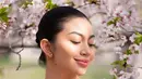 Pada potret tersebut, Ariel mengenakan atasan putih strapless bergaya modern yang mempertegas siluet tubuhnya secara elegan. Penampilannya semakin memesona berkat padanan kain batik panjang bernuansa merah, hitam, dan cokelat berpola flora yang mengalir lembut hingga menyentuh tanah.  [@arieltatum].