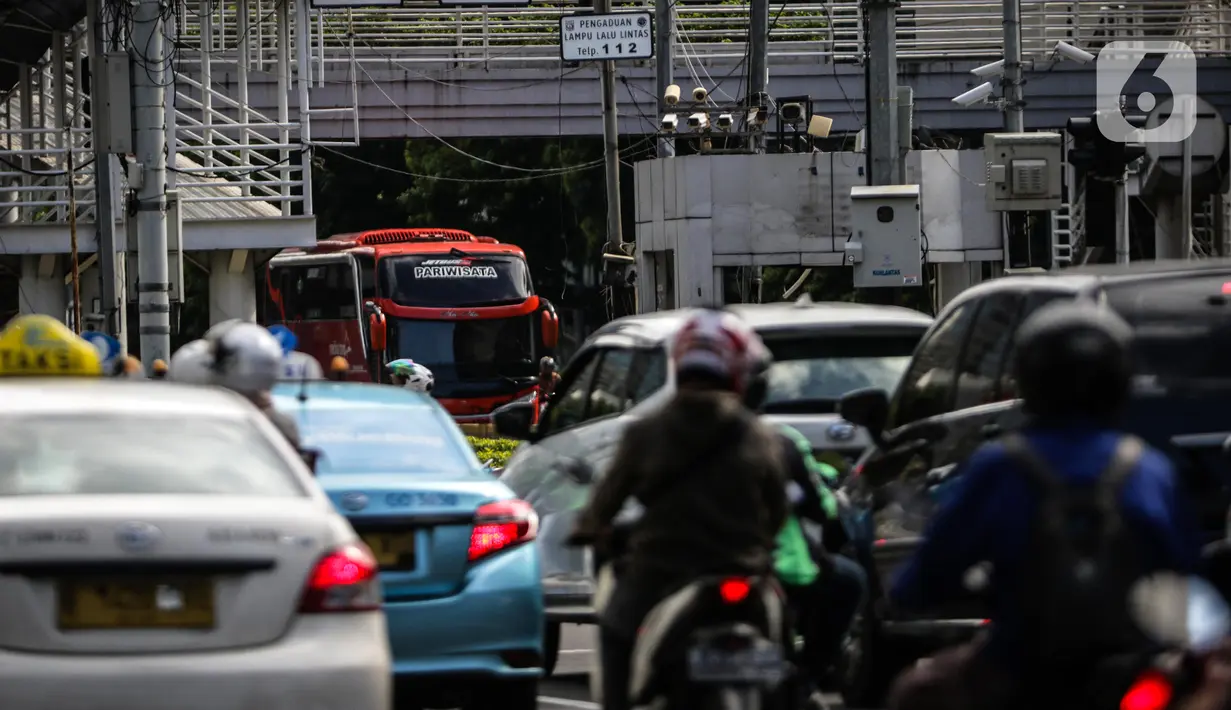 Kamera CCTV terpasang di Jalan MH Thamrin, Jakarta, Selasa (28/1/2020). Direktorat Lalu Lintas Polda Metro Jaya akan menerapkan tilang elektronik untuk pengendara sepeda motor di Jalan Sudirman-MH Thamrin dan jalur Koridor 6 Transjakarta mulai awal Februari 2020. (Liputan6.com/Faizal Fanani)