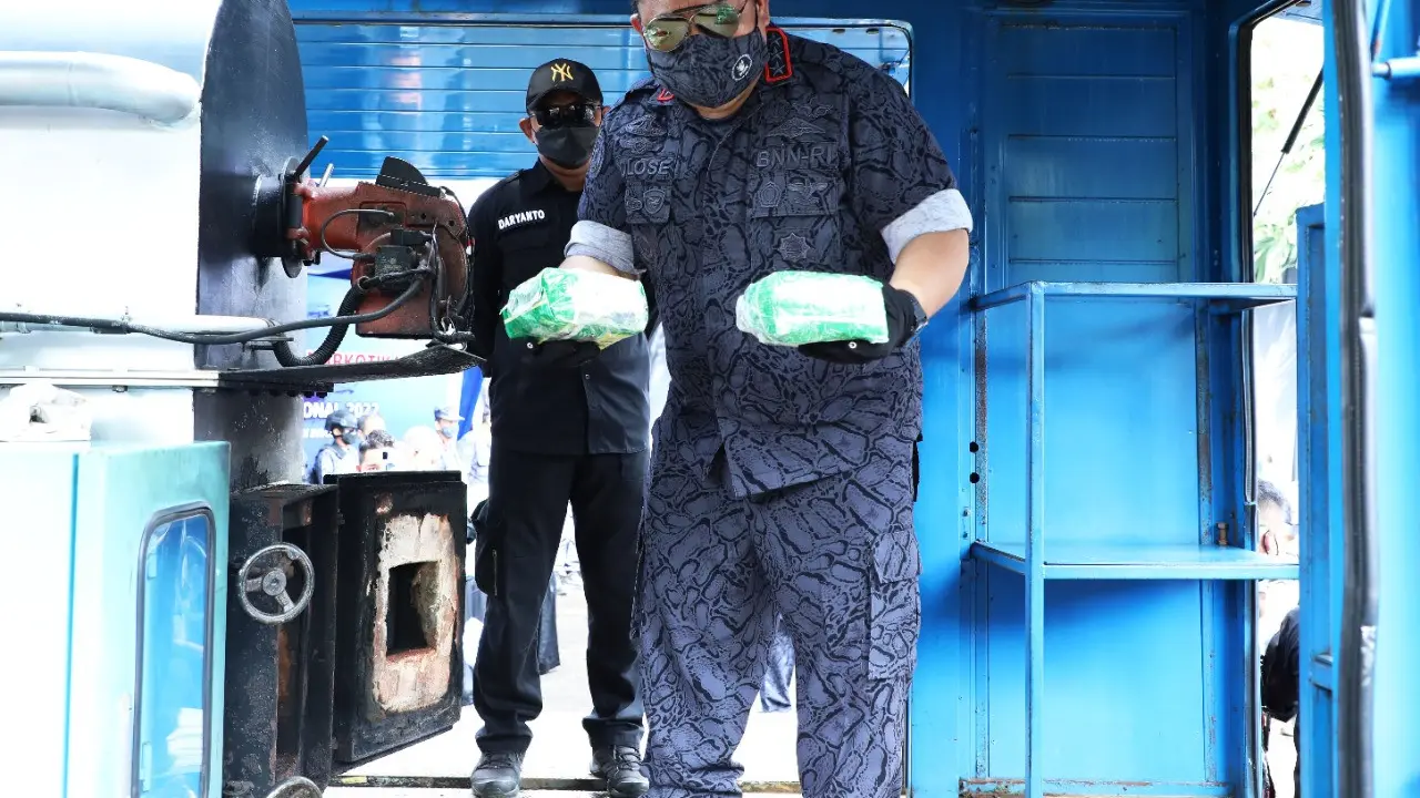 Kepala Badan Narkotika Nasional (BNN) RI, Petrus Reinhard Golose, saat memusnahkan sabu dan happy five, Kamis (9/6/2022). (dok BNN)
