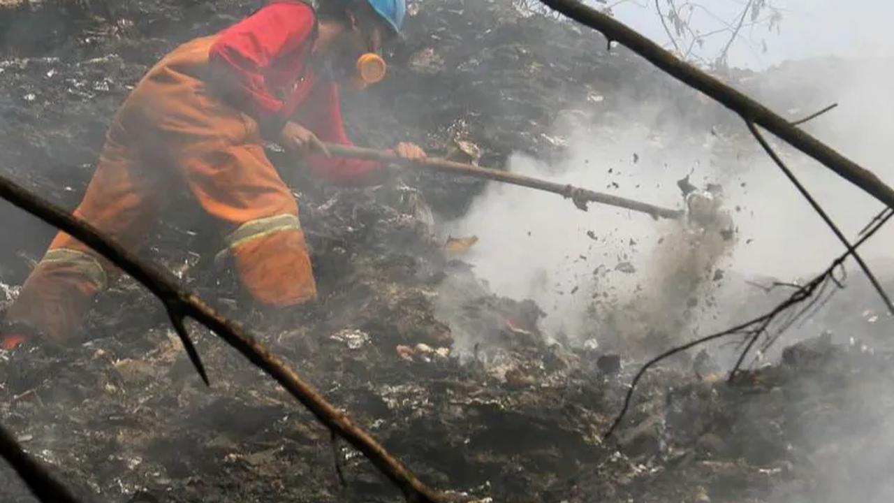 Diduga yang menjadi penyebab terjadinya kebakaran tersebut akibat timbunan sampah seluas 900 meter persegi yang dibakar.