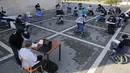 Para murid sekolah menengah atas (SMA) belajar di area luar ruangan sebuah sekolah di Kota Modiin, Israel pada  29 November 2020. Israel memulai kembali kegiatan pembelajaran tatap muka untuk SMA di kota besar dan kecil yang dikategorikan sebagai zona "hijau" atau "kuning". (Xinhua/Gil Cohen Magen)