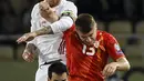 Sergio Ramos (atas) menghalau bola dari pemain Makedonia, Stefan Ristovski pada laga kualifikasi Piala Dunia 2018 grup G di Philip II National Stadium, Skopje, MaKedonia, (11/6/2017). (AP/Boris Grdanoski)