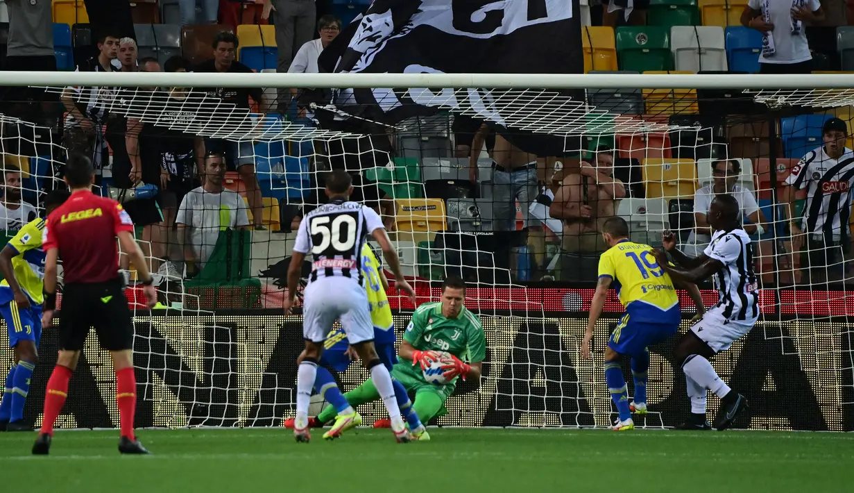 Penjaga gawang Juventus Wojciech Szczesny (ketiga kanan) menangkap bola saat melawan Udinese pada pertandingan Liga Italia Serie A di Dacia Arena Stadium, Udine, Italia, 22 Agustus 2021. Pertandingan berakhir dengan skor 2-2. (MIGUEL MEDINA/AFP)
