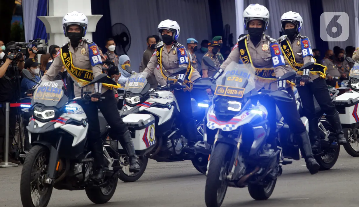 Anggota Polwan saat atraksi motor pada Apel Gelar Pasukan Operasi Zebra Jaya 2021 di Polda Metro Jaya, Jakarta, Senin (15/11/2021). Operasi Zebra Jaya 2021 akan digelar selama dua pekan, 15-28 November 2021. (Liputan6.com/Herman Zakharia)