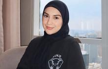 6 Ide Padu Padan Gamis Hitam Elegan Irish Bella dan Setelan Hijabnya, Gaya Modis Ibu Muda Usia 30-an di 2025