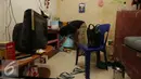 Salah petugas dari kepolisian sedang menggeledah di salah satu kamar di kawasan kalijodo, Jakarta, Sabtu (20/2/2016). Polda Metro Jaya bersama TNI serta Satpol PP, Operasi penyakit masyarakat di kawasan kalijodo. (Liputan6.com/Herman Zakharia)