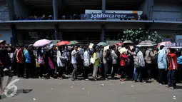 Calon pencari kerja sudah mulai mengantri di Indonesia Spectacular Job Fair 2015 dari luar Stadion GBK, Jakarta, Selasa (11/8/2015). Ratusan posisi dan ribuan lowongan kerja yang akan digelar hingga 12 Agustus 2015. (Liputan6.com/Johan Tallo)