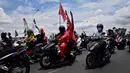 Demonstran melakukan konvoi saat berunjuk rasa di Bangkok, Thailand, Jumat (10/9/2021). Demonstran mendesak Perdana Menteri Thailand Prayut Chan-O-Cha mengundurkan diri atas penanganan pemerintah terhadap COVID-19 dan pembebasan tahanan politik. (LILLIAN SUWANRUMPHA/AFP)