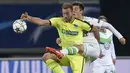Striker Gent, Laurent Depoitre, berebut bola dengan bek Wolfsburg, Robin Knoche. Sementara Gent baru bisa mengecilkan keadaan melalui du gol di menit ke 80 dan 89. (AFP/John Thys)
