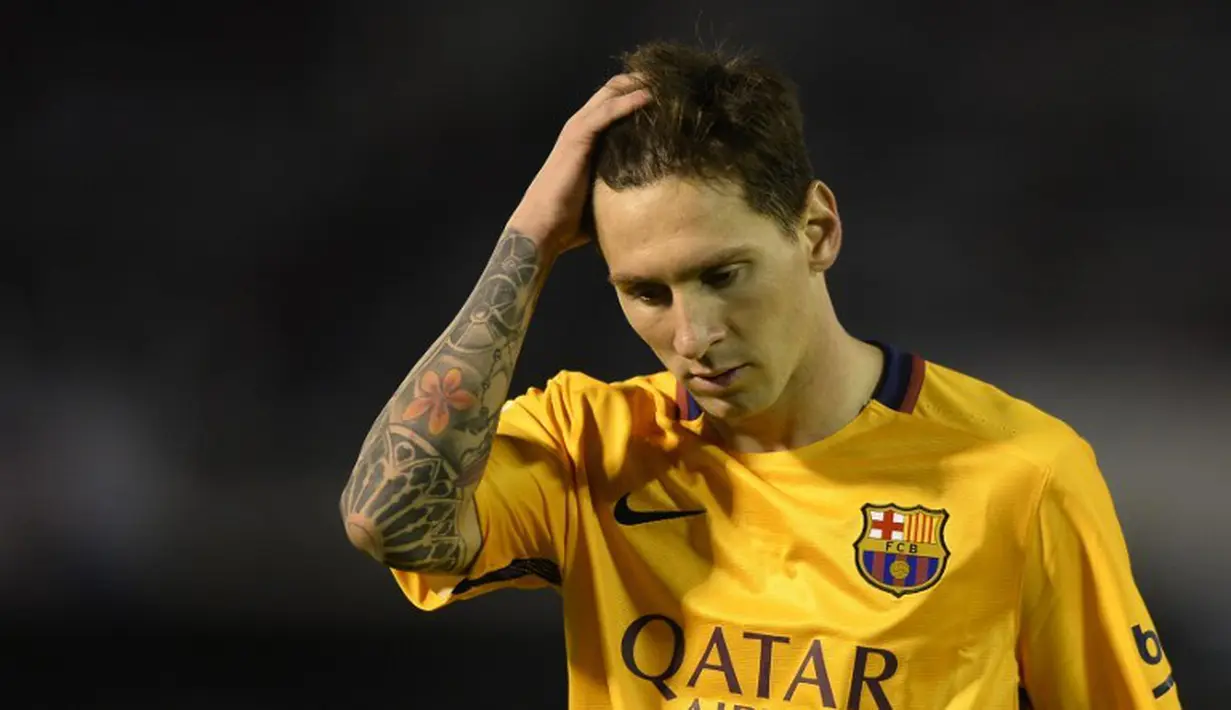Ekspresi Lionel Messi setelah Barcelona kalah 1-4 dari Celta Vigo dalam lanjutan La Liga Spanyol di Stadion Balaidos, Vigo, Spanyol, Kamis (24/9/2015) dini hari WIB. (AFP Photo/Miguel Riopa)