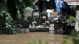 Aktivitas warga permukiman bantaran Kali Ciliwung, Jakarta, Minggu (3/3). Bencana banjir kiriman masih menjadi ancaman warga yang tinggal di bantaran Kali Ciliwung, terlebih saat hujan deras mengguyur kawasan hulu di Bogor. (merdeka.com/Iqbal S. Nugroho)