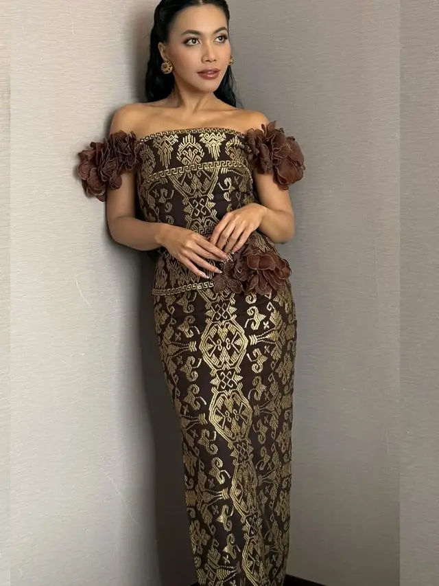 6 Potret Denada dengan Pesona Diva Saat di Atas Panggung, Turunkan Bakat Penyanyi dari Sang Ibu, Emilia Contessa