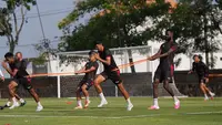 Para pemain Java United menggelar latihan di Lapangan Mudal, Boyolali, Rabu (2/9/2026) mematangkan strategi menjelang laga perdana melawan Garudayaksa FC di BRI Super League 2026/2027. (Doc Java United)