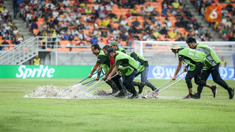 Foto: Lapangan JIS Tergenang Jelang Laga Brasil Vs Argentina di Perempat Final Piala Dunia U-17 2023